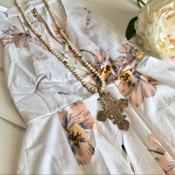 *CLEARANCE* Camile Ivory Floral Romper - Picture 7 of 8